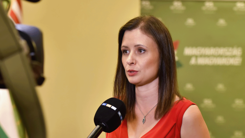 "Ma bel&eacute;pt&uuml;nk a rendszerv&aacute;lt&aacute;s kapuj&aacute;n" &ndash; j&ouml;n a mosoly orsz&aacute;ga?