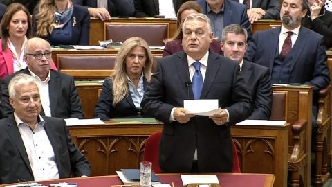 "Ma bel&eacute;pt&uuml;nk a rendszerv&aacute;lt&aacute;s kapuj&aacute;n" &ndash; j&ouml;n a mosoly orsz&aacute;ga?