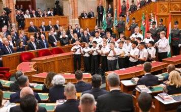 Magyar Péter a tamburás gyerekek előadásáról kivonuló Mi Hazánknak: Vállalhatatlan