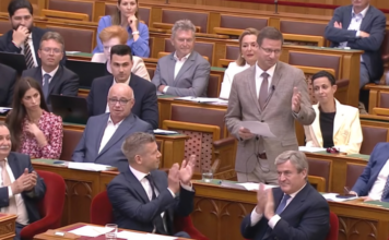 Magyar Péter odaült Gulyás Gergely elé a parlamenti vitán, hogy közelről kommentálja a felszólalást
