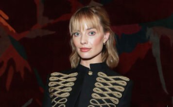 Margot Robbie is előtúrta a huszárkabátot a gardróbjából