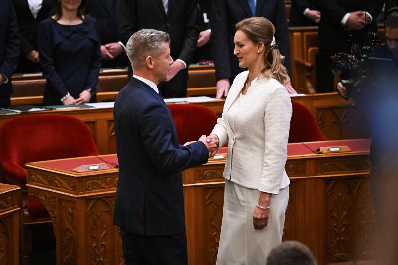 Megv&aacute;lasztott&aacute;k Magyar P&eacute;tert minisztereln&ouml;knek, Forsthoffer &Aacute;gnest h&aacute;zeln&ouml;knek, &uacute;jra kiker&uuml;lt az uni&oacute;s z&aacute;szl&oacute; a Parlamentre &ndash; gal&eacute;ria