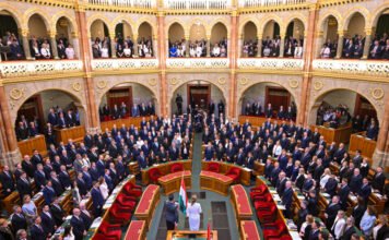Megválasztották Magyar Pétert miniszterelnöknek, Forsthoffer Ágnest házelnöknek, újra kikerült az uniós zászló a Parlamentre – galéria