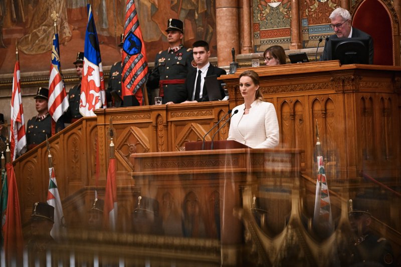 Megv&aacute;lasztott&aacute;k Magyar P&eacute;tert minisztereln&ouml;knek, Forsthoffer &Aacute;gnest h&aacute;zeln&ouml;knek, &uacute;jra kiker&uuml;lt az uni&oacute;s z&aacute;szl&oacute; a Parlamentre &ndash; gal&eacute;ria