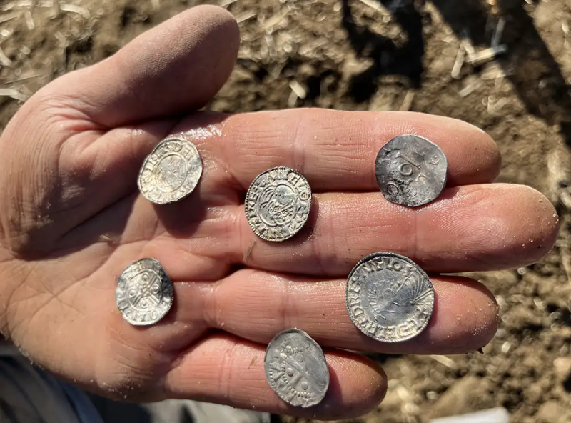 "Nem hittem a f&uuml;lemnek, amikor hallottam r&oacute;la" &ndash; p&eacute;ld&aacute;tlan viking kincshalmot fedeztek fel Norv&eacute;gi&aacute;ban