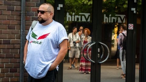 "Nem is lehetett ennek m&aacute;s v&eacute;ge, csak az &ouml;sszeoml&aacute;s" &ndash; m&eacute;diakutat&oacute; a NER sz&eacute;teső m&eacute;diabirodalm&aacute;r&oacute;l