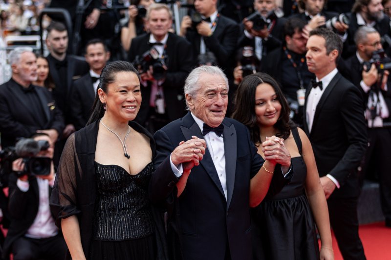 Nincs t&ouml;bb meztelen kebel: ezeket a ruh&aacute;kat kitiltott&aacute;k a cannes-i filmfesztiv&aacute;lr&oacute;l