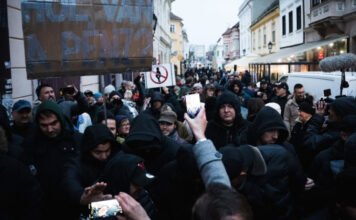 Nyomoznak a „fekete pufajkások” ellen az Orbán győri kampányeseményén történtek miatt