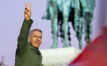 „Reméljük, hogy lesz ez még jobb is” – írta a Fidesz, miután kigyulladt egy Lázár minisztersége alatt bérelt mozdony