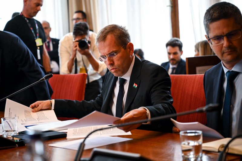 Ruff B&aacute;lint: Mik&ouml;zben a J&aacute;nos k&oacute;rh&aacute;zban az emberek fej&eacute;re esik a mennyezet, &ouml;n&ouml;k ott dolgoztak fent, &eacute;s azt gondolt&aacute;k, hogy ez &ouml;n&ouml;knek j&aacute;r