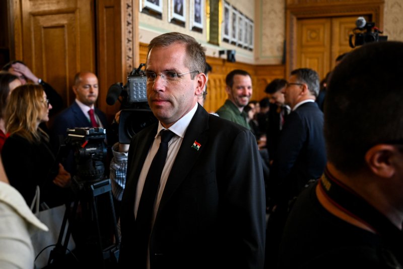 Ruff B&aacute;lint: Mik&ouml;zben a J&aacute;nos k&oacute;rh&aacute;zban az emberek fej&eacute;re esik a mennyezet, &ouml;n&ouml;k ott dolgoztak fent, &eacute;s azt gondolt&aacute;k, hogy ez &ouml;n&ouml;knek j&aacute;r