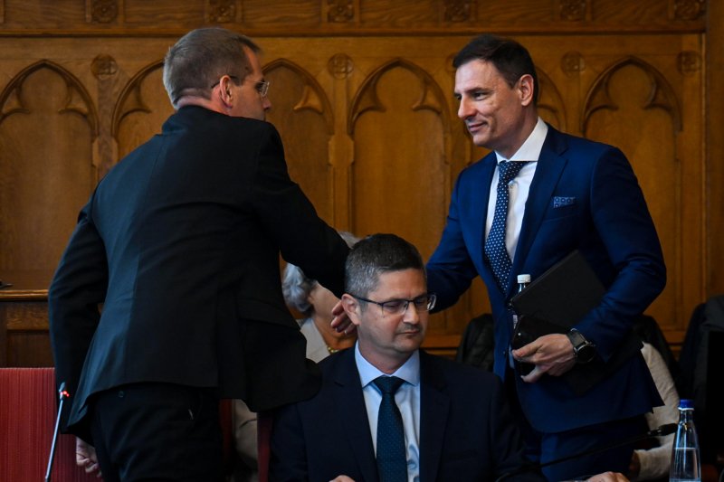 Ruff B&aacute;lint: Mik&ouml;zben a J&aacute;nos k&oacute;rh&aacute;zban az emberek fej&eacute;re esik a mennyezet, &ouml;n&ouml;k ott dolgoztak fent, &eacute;s azt gondolt&aacute;k, hogy ez &ouml;n&ouml;knek j&aacute;r