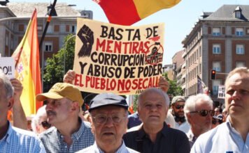 Tízezrek tüntettek Madridban, megpróbálták áttörni a miniszterelnöki rezidenciát lezáró kordont