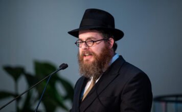 Törvénysértések és bűncselekmények gyanúja merül fel az ÁSZ szerint Köves Slomóék alapítványánál