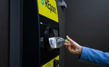 Visszaváltott palackokkal trükközött: egy áruházi dolgozó, milliós összegre tett szert, de lebukott
