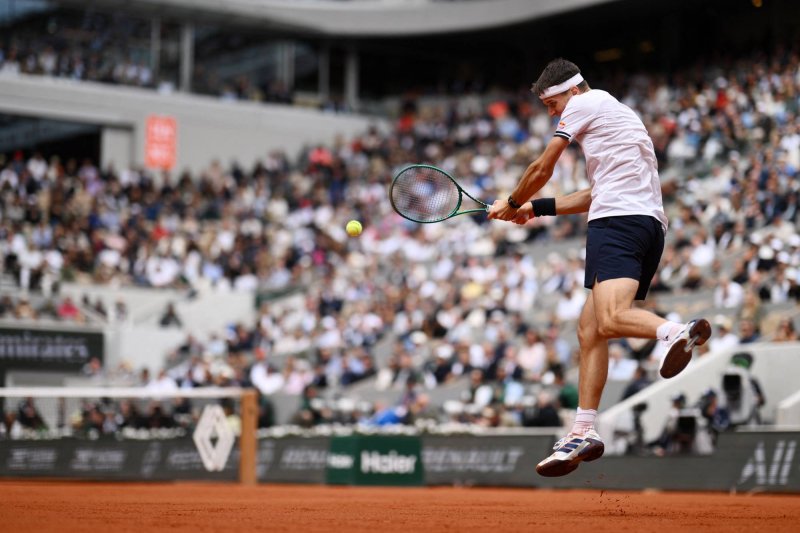 &Eacute;lete legnagyobb meccse előtt megbetegedett, visszal&eacute;pett az előd&ouml;ntőtől a Garros meglepet&eacute;sembere