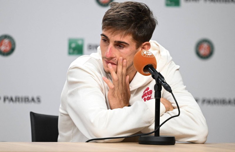 &Eacute;lete legnagyobb meccse előtt megbetegedett, visszal&eacute;pett az előd&ouml;ntőtől a Garros meglepet&eacute;sembere