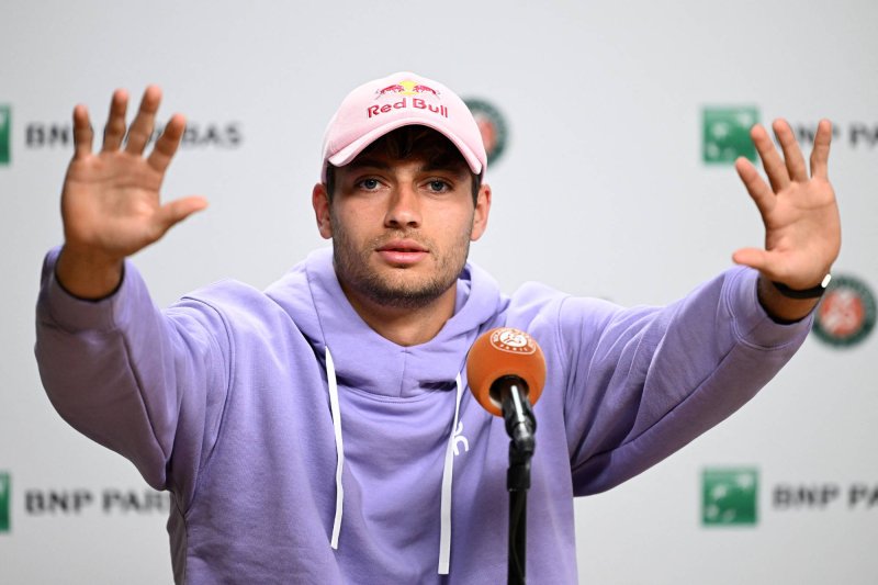 &Eacute;lete legnagyobb meccse előtt megbetegedett, visszal&eacute;pett az előd&ouml;ntőtől a Garros meglepet&eacute;sembere