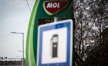 Három nap alatt majdnem negyven forinttal esik a benzin literenkénti nagykereskedelmi ára