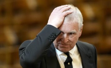Hatalmas lila folttal az arcán fotózták le a címeitől megfosztott Andrást