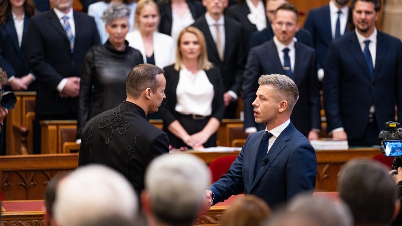 J&uacute;niusban visszat&eacute;r a S&aacute;rk&aacute;nyok h&aacute;za, b&uacute;cs&uacute;zik A mack&oacute;, Obama pedig a boldogtalans&aacute;g nyom&aacute;ba ered