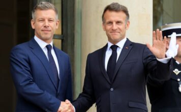 Magyar Péter megérkezett az Élysée-palotába, meghívta Emmanuel Macront október 23-ra Budapestre