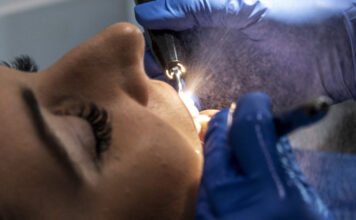 Megtévesztő fogászati hirdetései miatt figyelmeztetett egy fogklinikát a GVH