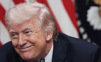 Több előadó is visszalépett, Trump lemondta a bulit